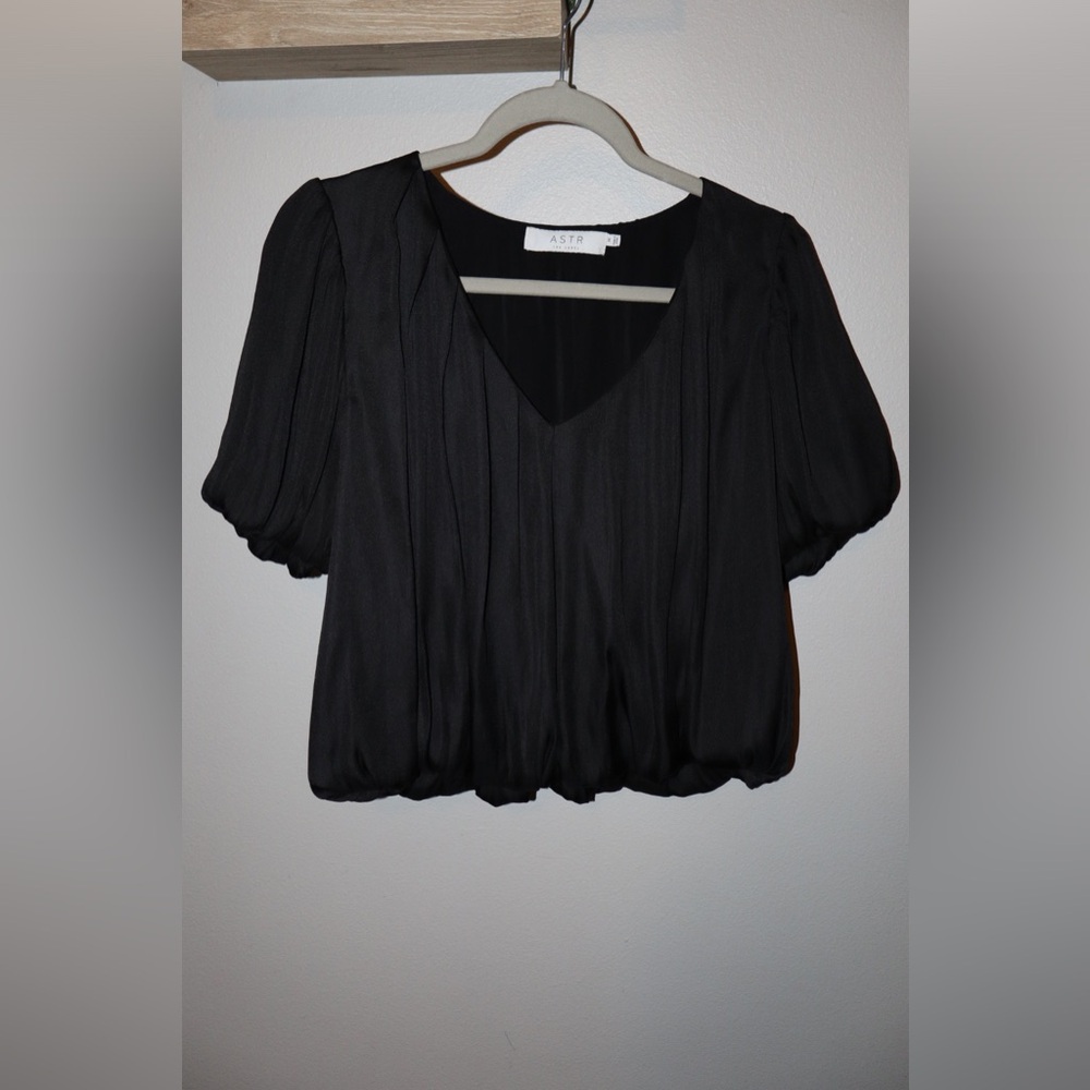 ASTR The Label Short Sleeve V-Neck Blouse